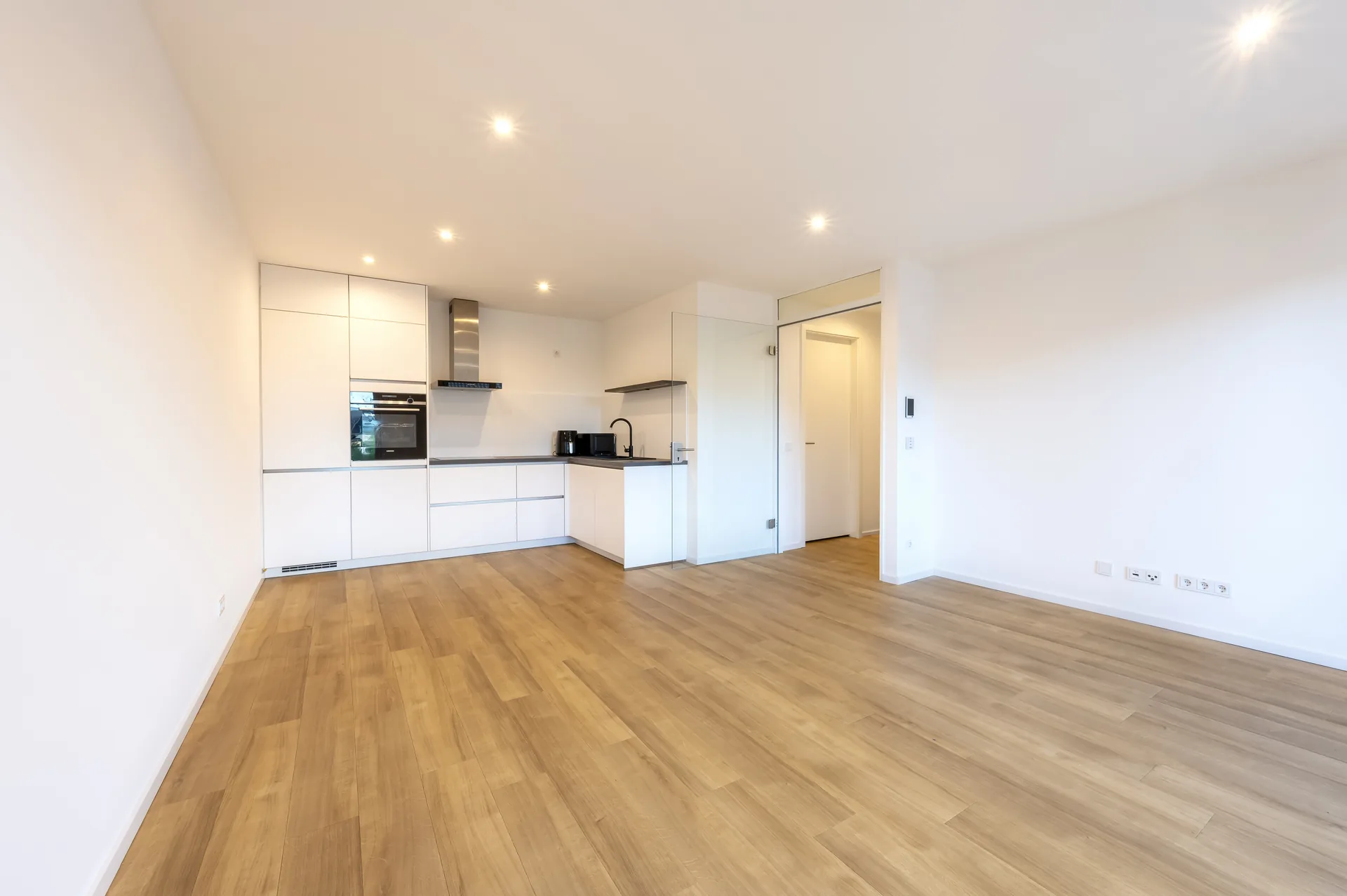 Offener Wohn- und Kochbereich im Lifestyle-Apartment, Quartier am Wasserturm Mönchengladbach – helle Räume mit Parkettboden